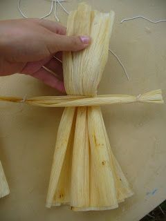 Corn Husk Crafts, Božićni Ukrasi, How To Make Corn, Corn Husk Dolls, Jute Crafts, Folk Doll, Native American Crafts, Corn Husk, Nativity Crafts