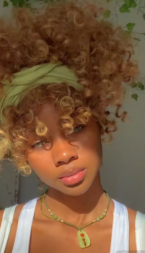 Blonde Poc Women, Hairstyles For People With Curly Hair, People As Aesthetics, Curly Hair Portrait Photography, Vilitigo Character Design, Pretty Girl Reference, Pretty People To Draw, Pretty People Naturally, How To Draw Curly Hair