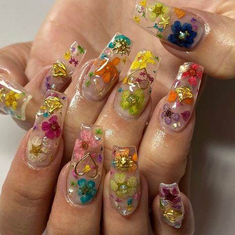 Pressed Flowers Nails, Pressed Flower Nail Art, Flower Petal Nails, Nails With Real Flowers, Real Flower Nails, Encapsulated Flower Nails, Dried Flowers Nails, Encapsulated Nails Flowers, Aries Nails