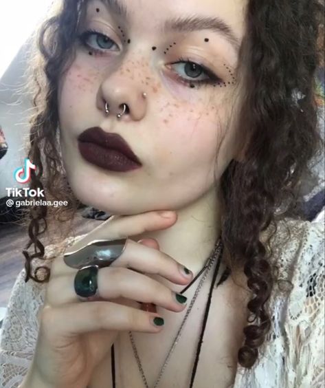 Edgy Festival Makeup, Droopy Eye Makeup Aesthetic, Goblin Core Makeup, Dot Makeup Eyeliner, Dots On Face Makeup, Hippie Eyeliner, Hippy Makeup, Hippie Makeup Looks, Fairy Eyeliner