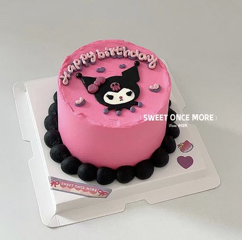 Kuromi Cakes Birthday, Kuromi Bento Cake, Black And Pink Cake Birthdays, Sanrio Cake Ideas, Pink And Black Cake Ideas, Kuromi Cake Ideas, Sanrio Cake Birthday, Black Pink Cake, Sanrio Birthday Cake