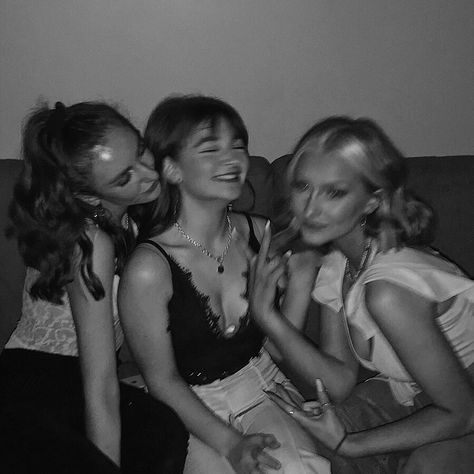 3 Friends Pictures Ideas, 3 Best Friends Photos, Photo For 3 Friends, Trio Girls Squad Aesthetic, 3 Girls Friendship Aesthetic, Trio Asethic, 4 Girls Aesthetic, 3 Best Friend Pictures, Girls Group Aesthetic