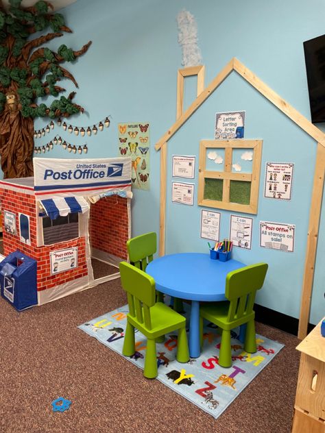 Home Childcare Basement, Small Room Daycare Set Up, Regio Emilia Classroom Preschool Ideas, Inhome Daycare Setup, Preschool Cubby Ideas, Diy Daycare Decor, Inhome Daycare Setup Ideas, Toddler Classroom Set Up, Day Care Room Ideas