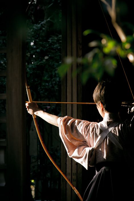 Japanese Archery Aesthetic, Kyudo Aesthetic, Japanese Archer, Kyudo Archery, Archery Photography, Zen Temple, All About Japan, Pencak Silat, Japan Aesthetic