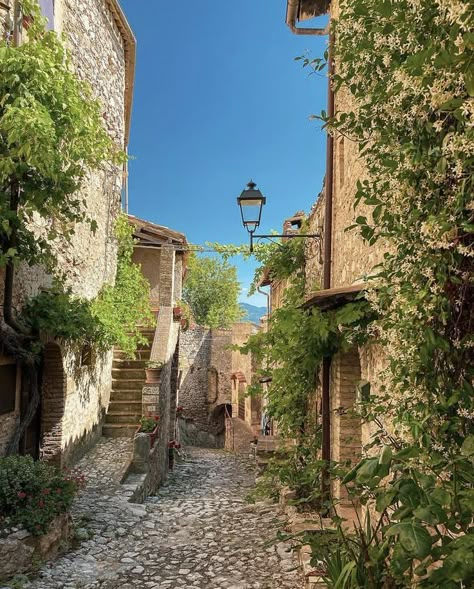 Italian Countryside Aesthetic, Italy Countryside, Somewhere In Northern Italy 1983, Italy Vibes, Italy Summer, Nice Places, Italy Aesthetic, Italian Summer, Northern Italy