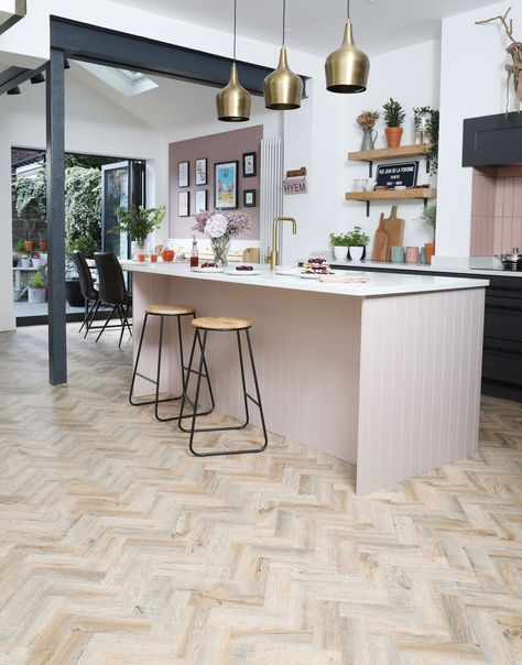 Dark Grey And Pink Kitchen, Grey Kitchen Pink Walls, Pink Beige Kitchen, Grey And Pink Kitchen Ideas, Pink Grey Kitchen, Grey And Pink Kitchen, Pink Kitchen Island, Grey Kitchen Diner, Kitchen Ideas Pink