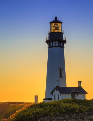 Newport Oregon, Lighthouses Photography, Lighthouse Photos, Haunted History, Lighthouse Painting, Lighthouse Pictures, Lincoln County, Lighthouse Art, Beautiful Lighthouse