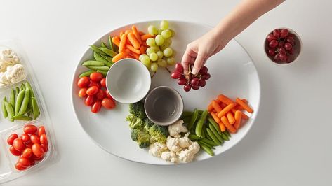 How to Make a Store-Bought Veggie Tray Look Expensive in Five Minutes - Tablespoon.com Fresh Dinners, Charcuterie Trays, Cookout Recipes, Easy Recipe Ideas, Meat And Cheese Tray, Christmas Appetizers Easy, Catering Food Displays, Homemade Dips, Layer Chicken