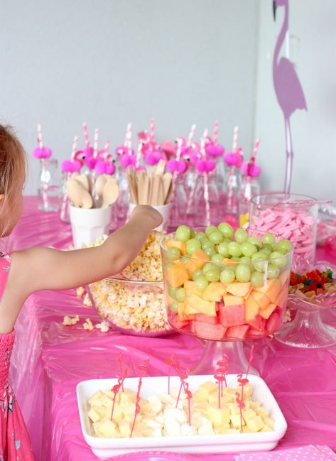 Flamingo Birthday Party Kids, Flamingo Party Food, Pink Flamingo Party Ideas, Pink Flamingo Birthday Party, Pink Pool Party, Pink Flamingo Birthday, Party Table Ideas, Flamingo Pool Party, Flamingle Party