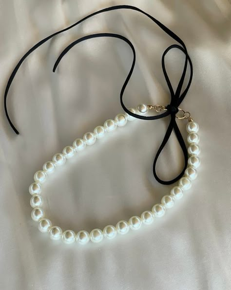 Pearl Ribbon Choker, Pearl And Ribbon Necklace, Ribbon Accessories, Ribbon Choker Necklace, Black Velvet Ribbon, Pretty Jewelry Necklaces, Diy Jewelry Unique, Pearl Choker Necklace, Pearl Choker