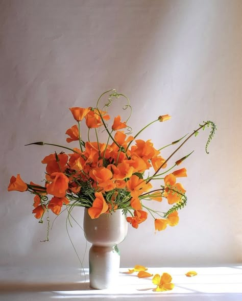 Orange Flowers Bouquet Vase, Orange Ikebana, Orange Poppy Wedding, Orange Cosmos Flowers, Orange Floral Arrangements, Anemone Wedding, Flower Bouquet Vase, Modern Floral Arrangements, Floral Art Arrangements