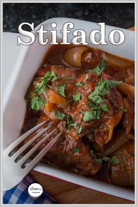 Rezept für Stifado-Griechisches Rindfleisch mit Zwiebeln - MJPics Fotografie Beef With Onions, Ayam Bakar, Onion Recipes, Healthy Eating Tips, Greek Recipes, Clean Eating Recipes, Pork Recipes, Meat Recipes, Thanksgiving Recipes