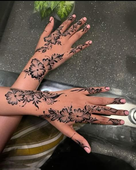 Khaliji Henna, Henna Crown, Elegant Henna, Crown Tattoos, Cute Henna Designs, Cute Henna Tattoos, Henna Style Tattoos, Henna Inspo, Pretty Henna