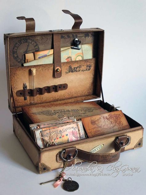 Mini Albümler, Boxes Ideas, Box Crafts, Anniversaire Harry Potter, Old Suitcases, Vintage Suitcases, Scrap Album, Altered Boxes, Atc Cards