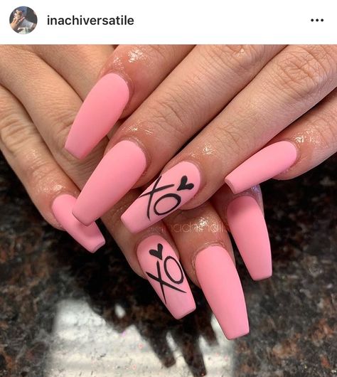 Xo On Nails, Xo Nails Design The Weeknd, Easy Acrylic Nail Ideas For Beginners, Valentines Day Nails Xo, The Weeknd Nails Design After Hours, Matte Valentines Day Nails, Valentines Nails Xo, Matte Valentines Nails, Xo Nails Design