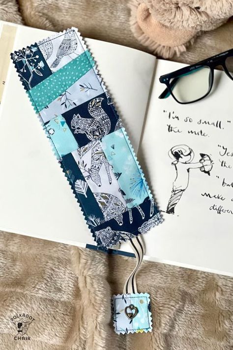 Easy Fabric Bookmarks, Fabric Scrap Bookmarks, Quilted Bookmarks Free Pattern, Fabric Bookmarks Diy, Sew Bookmarks, Sewing Bookmarks, Quilted Bookmarks, Bookmark Tutorial, Fabric Bookmarks