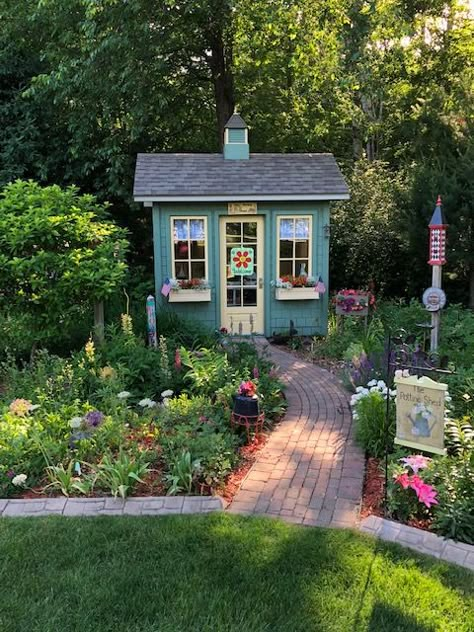 Victorian Garden Shed, She Shed Garden Ideas, Garden Rooms Outdoor Spaces, Small English Garden, Cottage Garden Sheds, Garden Shed Interiors, Small Garden Shed, Studio Shed, Backyard Studio