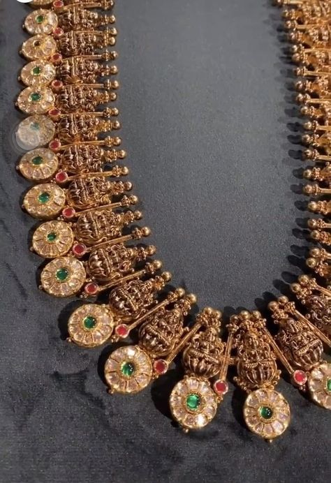 Bottu Mala Jewellery Designs Gold, Nakshi Bottu Mala Designs, Gold Jewelry Antique, Bottu Mala, Lakshmi Haram, Engagement Rings Vintage, Wedding Jewelry Sets Bridal Jewellery, Antique Necklaces Design, New Gold Jewellery Designs