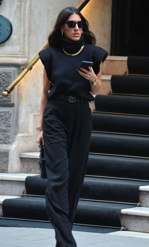 Nil Ninat, Femme Fatale Outfit Street Style, Minimalist Chic Fashion, Black Attire, Business Attire Women, Dressy Outfits, Street Style Women, Fashion Lifestyle, Minimalist Fashion