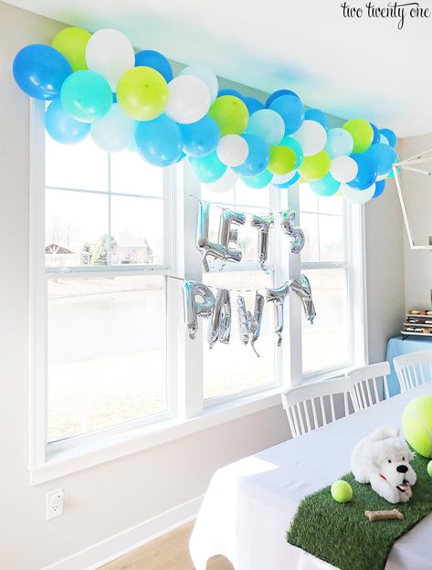 Balloon Arch Over Window, Balloon Garland Around Window, Diy Balloon Garland With Fishing Line, Balloon Garland Over Window, Simple Balloon Garland Diy, Window Balloon Garland, Balloon Decorations Easy, Balloon Garland Simple, Hanging Balloon Garland