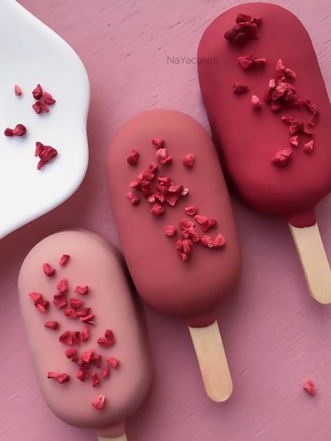 Cake Popcicles Ideas, Ice Cream Cake Pops, Popsicles Cake, Cake Pop Designs, Cake Pop Decorating, Cute Baking, Chocolate Covered Treats, Cute Desserts, Chocolate Covered Strawberries