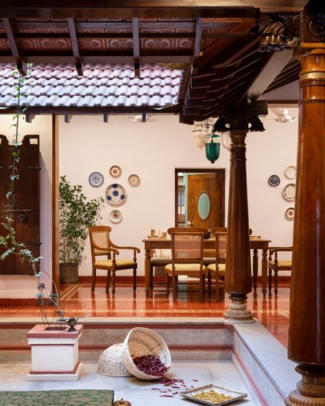 Lovely house in Thrissur Kerala - Traditional Kerala architecture plus the modern aspects, a wonderful meld of old-style living with vivid and contemporary nuances. Chettinad House Interiors, Traditional Indian Houses, Small House Design Kerala, Chettinad House, Kerala Traditional House, Indian Houses, Kerala Architecture, Vastu House, India House