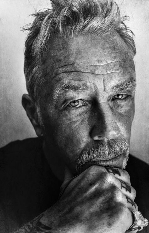 #jameshetfield #metallica Black And White Photo Wall, Face Study, James Hetfield, Black And White Portraits, Lee Jeffries, Women In History, Photography Inspo, Celebrity Pictures, Fan Page