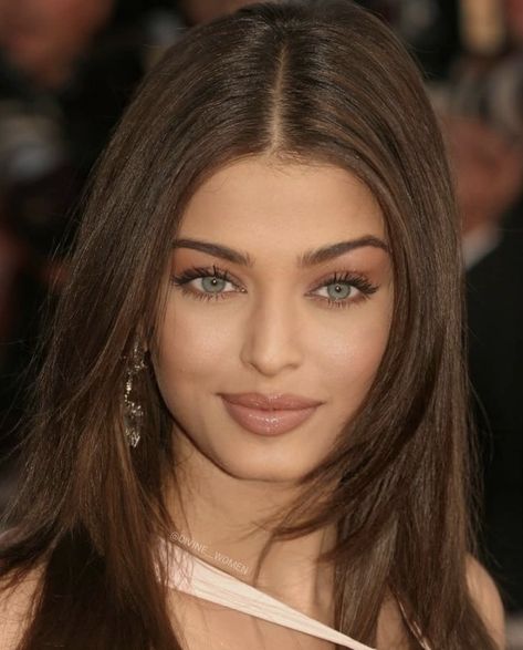 Aishwarya Rai Eye Makeup, Ashwariya Rai Hair, Indian Eyebrows, Aishwarya Rai Hair, Bollywood Makeup Looks, Aishwarya Rai Hairstyle, Pretty Indians, Bollywood Icons, Bollywood Hair