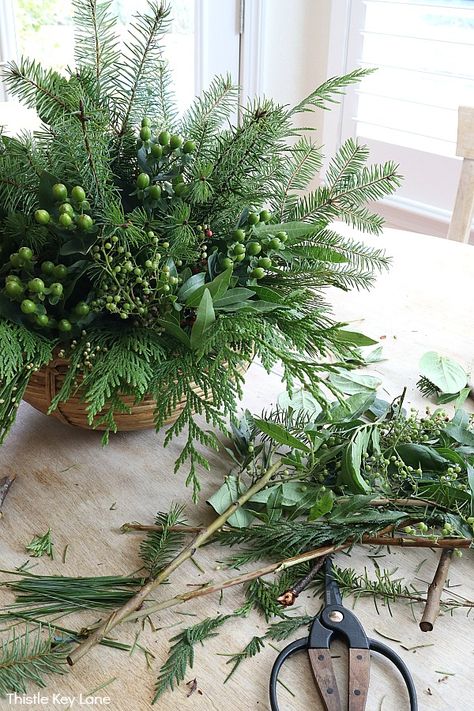 Green Christmas Centerpieces, Christmas Table Arrangements, Evergreen Arrangements, Christmas Greenery Arrangements, Tablescape Christmas, Cozy Table, Winter Flower Arrangements, Winter Floral Arrangements, Serving Ideas