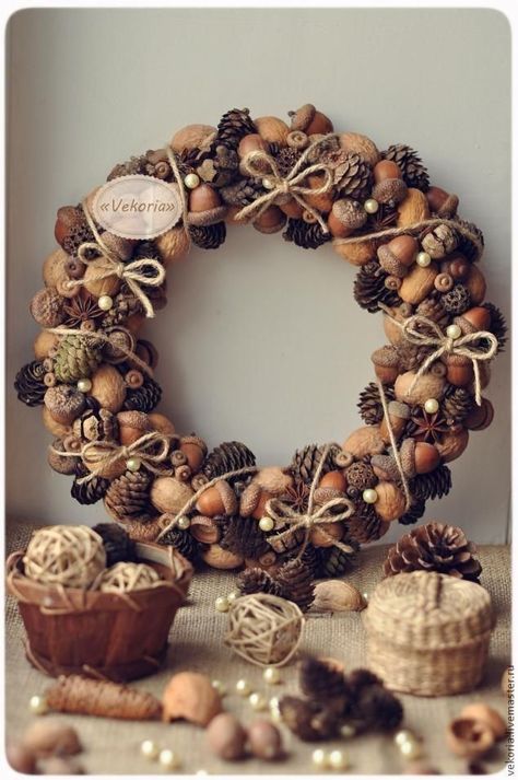 Christmas Wreaths For Windows, Holiday Wreaths Christmas, Acorn Crafts, Holiday Wreaths Diy, Halloween Decorations Diy Outdoor, Cones Crafts, Diy Fall Wreath, Christmas Wreaths To Make, Pine Cone Crafts