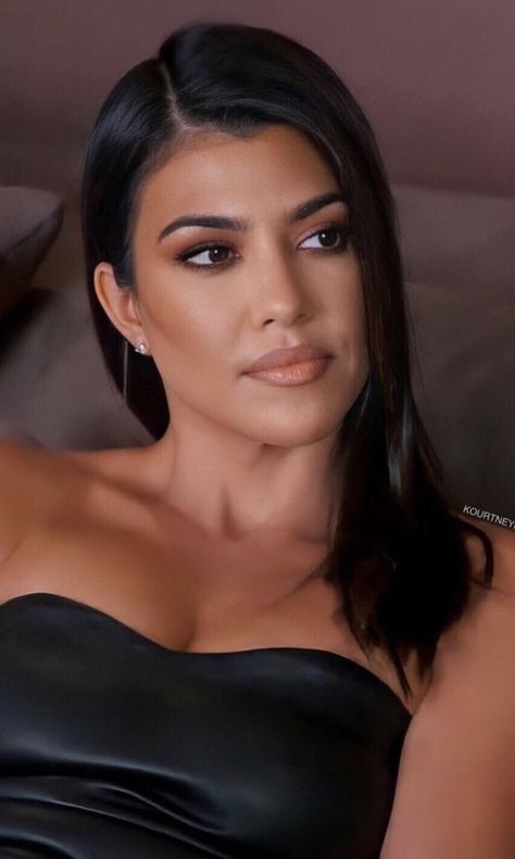 Kourtney Kardashian Makeup Looks, Kourtney Kardashian Hair 2022, Kourtney Kardashian Face, Kourtney Kardashian Makeup, Kim Kardashian Dark Makeup, Kourtney Kardashion, Kardashian Dresses, Kourtney Kardashian 2018, Kardashian Beauty