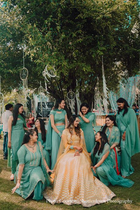 Aqua Bridesmaid Dresses, Bridesmaid Poses, Bridesmaid Photoshoot, Indian Bridesmaids, Delhi Wedding, Bride Sister, Bridal Poses, Indian Wedding Planning, Bridesmaids Photos