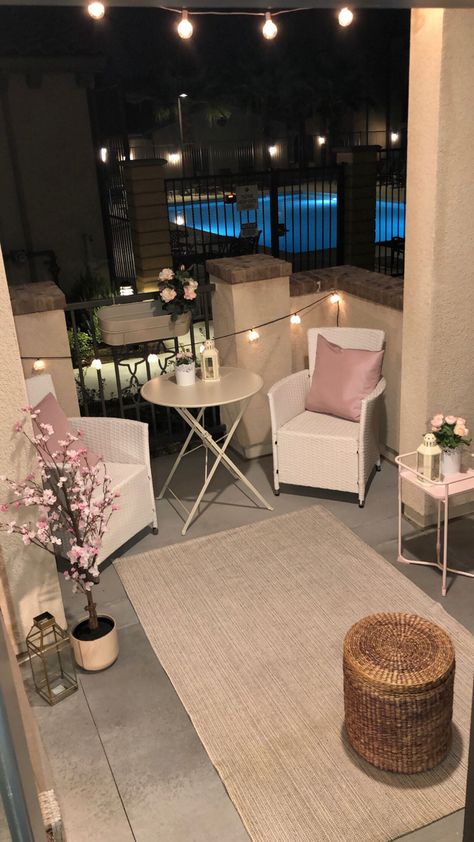 Cute Apartment Patio, Patio Decor Apartment, Apartment Patio Ideas, Ikea Patio, Small Apartment Balcony Ideas, Patio Decorating Ideas Apartment, Friends Apartment, Apartment Decorating Living, Cute Apartment