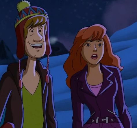 Daphne Blake Hairstyle, 00s Cartoons Aesthetic, Shaggy Mystery Incorporated, Velma And Daphne Matching Pfp, Daphne X Shaggy, Daphne Scooby Doo Icon, Shaggy Rogers Fanart, Shaggy X Daphne, Shaggy Scooby Doo Movie