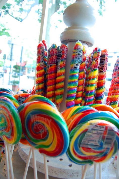 AstroWorldAmericana SquareThe Candy ShoppeI always left with one of those big suckers Yummy Candy, Rainbow Desserts, Rainbow Treats, Disney Acrylic Nails, Sugar Factory, Candy Sweet, Party Deco, Rainbow Food, Candy Art