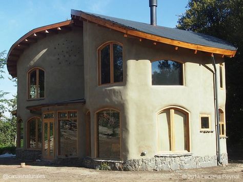 6 clay houses showing conversion of soil into sustainable habitats Cob House Plans, Casa Hobbit, Earth Bag Homes, Straw Bale House, Earthship Home, Mud House, Natural Homes, Adobe House, Clay Houses