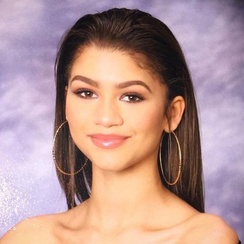 Early 2000 Babes🖤 on Instagram: “Zendaya’s senior portrait” Grad Photos Makeup, Senior Yearbook Pictures, Senior Portraits Yearbook, Senior Pictures Yearbook, Photo Yearbook, Graduation Pictures High School, Senior Picture Makeup, Yearbook Pictures, Passport Pictures