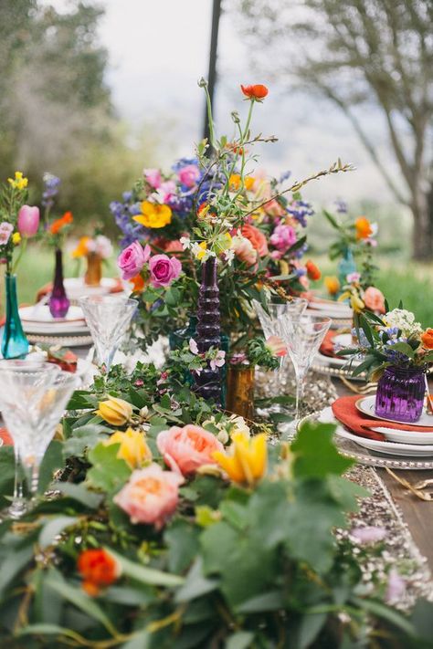 Ein kleiner Blumengarten als Tischdeko Bohemian Garden Wedding, Garden Bridal Showers, Bohemian Garden, Tafel Decor, Boho Garden, Outdoor Dinner, Wildflower Wedding, Deco Floral, Wedding Table Settings