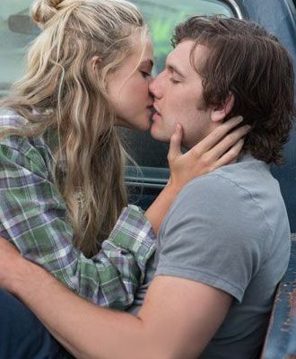 12 star-crossed couples who refused to be kept apart Endless Love 2014, Gabriella Wilde, Movie Kisses, Alex Pettyfer, George Sand, Septième Art, Star Crossed Lovers, Movie Couples, The Kiss