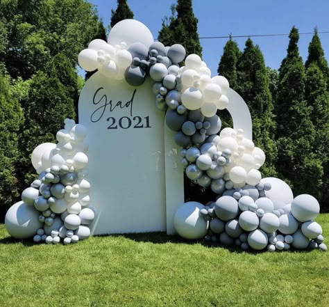 Graduation Balloon Photo Backdrop, Nursing Graduation Backdrop, Balloon Arch Backdrop Graduation, Grad Balloon Decorations, Graduation Arch Backdrop, Graduation Party Ideas Balloons, Boujee Graduation Party, Backdrop Ideas For Graduation Party, Graduation Party Ideas Backdrop