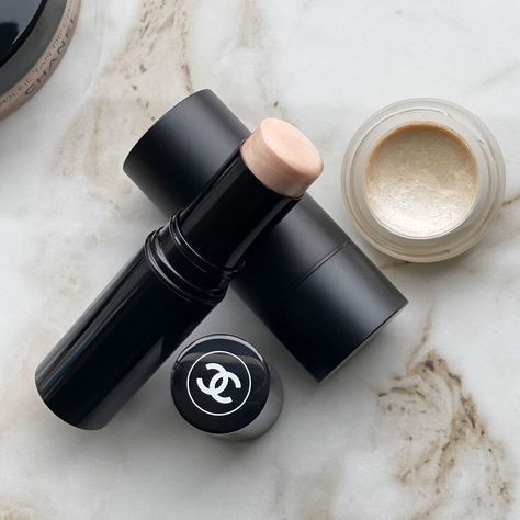 Chanel Baume Essential Multi-use Sculpting Glow Stick, Chanel Baume Essentiel Multi-use Glow Stick, Chanel Highlighter Stick, Stick Makeup, Chanel Makeup Aesthetic, Chanel Highlighter, Chanel Eyeshadow, Makeup Geek Eyeshadow, Stick Highlighter