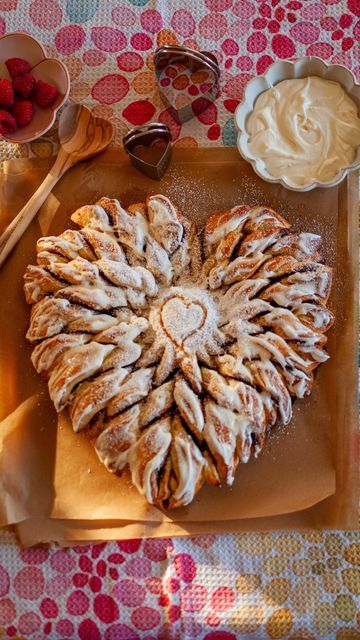 Tearing Up My Heart Cinnamon Rolls, Cinnamon Heart Recipes, Cinnamon Roll Hearts Valentines Day, Cinnamon Tear Apart Bread Heart, Valentine Cinnamon Roll Hearts, Pretty Puff Pastry, Tearing Up My Heart Cinnamon Roll, Valentine’s Day Cinnamon Rolls, Cinnamon Roll Heart