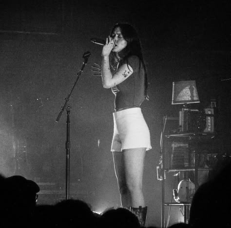 Lizzy Mcalpine Black And White, Lizzy Mcalpine, Spring 23, Tour Outfits, Brooklyn Baby, Star Girl, Aesthetic Vintage, Music Industry, Black Aesthetic