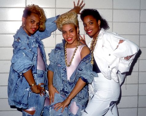 Before there was Destiny's Child, before there was TLC, before En Vogue, there was Salt-N-Pepa, arguably the sassiest of all the urban girl groups. 80s Hip Hop Fashion, Hip Hop Style Outfits, 90s Party Outfit, 90s Fashion Outfits Hip Hop, Salt N Pepa, 80s Hip Hop, 80s Fashion Trends, Paolo Roversi, 90s Hip Hop Fashion