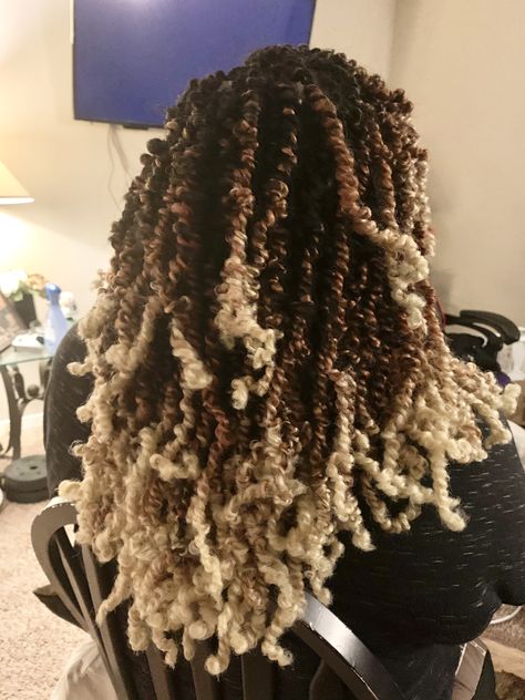 Fluffy Passion Twists, Ombre Two Strand Twist, Passion Twists Ombre Blonde, Blonde Ombre Passion Twists, Blond Passion Twists Black Women, Fluffy Twists, Ombré Blonde, College Hair, Color Braids