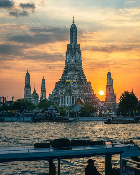 Amazing Places - Wat Arun - Bangkok - Thailand (by Sebastian... Wat Arun Bangkok, Wat Arun, Bangkok Travel, Bangkok Thailand, Amazing Places, Ocean Beach, Bangkok, Beautiful Pictures, The Good Place