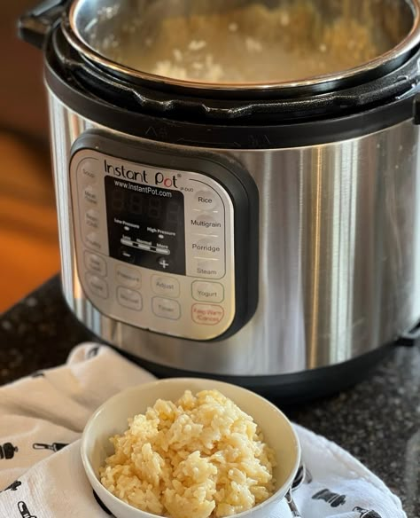 Cheesy Instant Pot Rice Instant Pot Rice Side Dish, Creamy Rice Instant Pot, Parmesan Rice Instant Pot, Insta Pot Rice Recipes, Instant Pot Cheesy Rice, Instant Pot Rice Recipes, Cheesy Rice Recipes, Rice Instant Pot, Instant Pot Rice