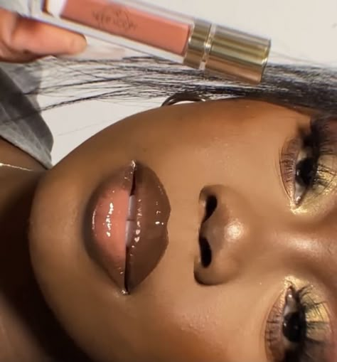 White Inner Eye Makeup, Brown And Nude Lip Combo, Pink Lip Combo For Brown Skin, Pink And Brown Lip Combo, Glossy Lips Aesthetic, Baddie Makeup Glam, Lip Combos For Black Women, Lip Gloss Brown, Makeup Dark Skin