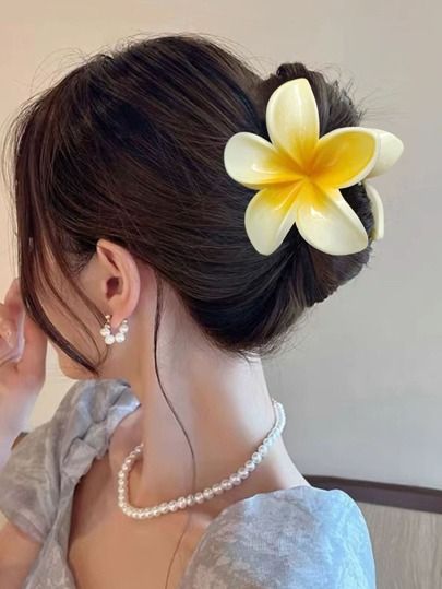 Flowers Hair Clips, Hair Accessories Collection, Clip Hairstyles, Bohemian Accessories, Pearl Hair Clip, Hair Decorations, Pearl Hair, Latest Hairstyles, Floral Hair