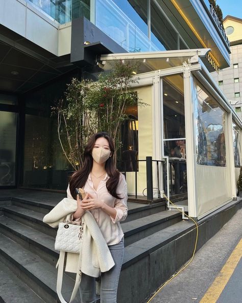 White Lady Dior Bag Outfit, White Lady Dior, Lady Dior Bag Outfit, White Bag Outfit, Dior Bag Outfit, Quiet Luxury Outfits, Dior Outfit, Ootd Korean Style, Ootd Korean